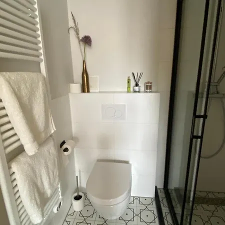 Gorgeous Near Station, Center