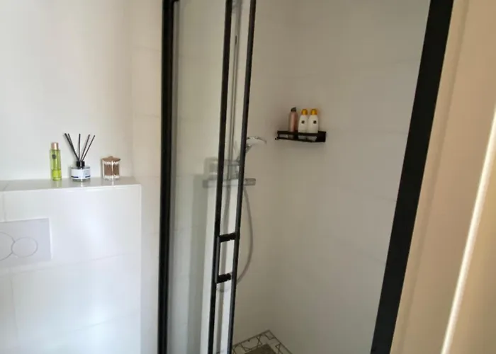 Gorgeous Near Station, Center *